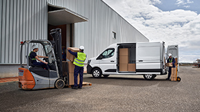 Investitions-Booster: Nissan Interstar vor Lagerhalle