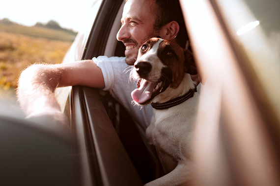 Nissan More Mann Mit Hund